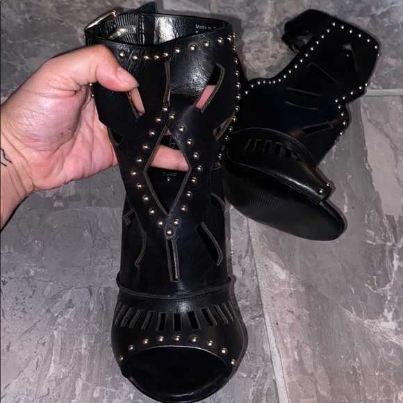 gold carved detailed heels - Picture 2 of 5